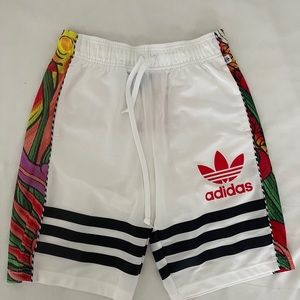 🔆 Adidas sports shorts.